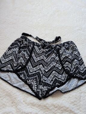 No Boundaries Black and White Geometric Print Women’s Shorts